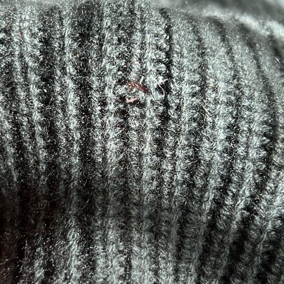 VINCE V-NECK WOOL & CASHMERE SWEATER - SIZE MEDIUM - NWT - Picture 13 of 13